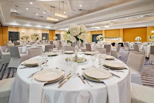 Banquet hall, Crowne Plaza Houston Med Ctr-Galleria Area By IHG in Houston (TX) Banquet hall, Crowne Plaza Houston Med Ctr-Galleria Area By IHG in Houston (TX)