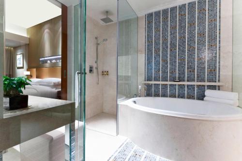 Bathroom, Sheraton Grand Beijing Dongcheng Hotel in International Exhibition Area Bathroom, Sheraton Grand Beijing Dongcheng Hotel in International Exhibition Area