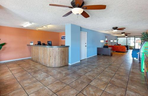 Lobby, Americana Inn a Travelodge by Wyndham in Pigeon Forge (TN) Lobby, Americana Inn a Travelodge by Wyndham in Pigeon Forge (TN)