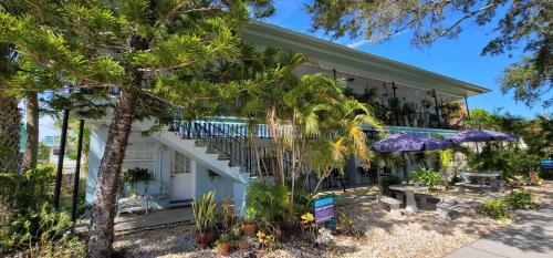 Beach Quarters #4 in Gulfport (FL) Beach Quarters #4 in Gulfport (FL)