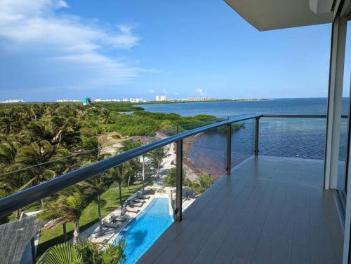 Peninsula Luxury Apartments with ocean front and espectacular views - no pets