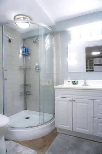 Bathroom, Free Parking - Great 1BR near Henri Bourassa Metro in Ahuntsic-Cartierville Bathroom, Free Parking - Great 1BR near Henri Bourassa Metro in Ahuntsic-Cartierville