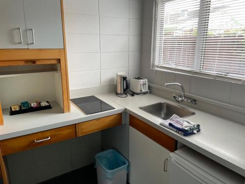 Kitchen, Aaron Court Motel Whangarei in Whangarei Kitchen, Aaron Court Motel Whangarei in Whangarei
