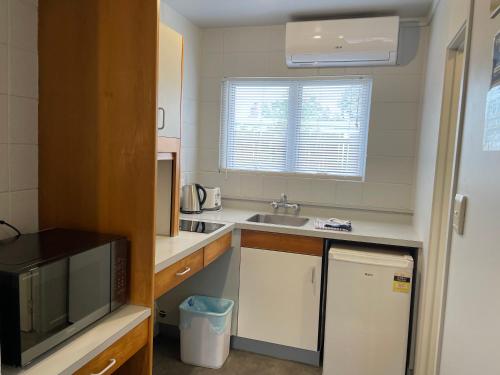 Kitchen, Aaron Court Motel Whangarei in Whangarei Kitchen, Aaron Court Motel Whangarei in Whangarei