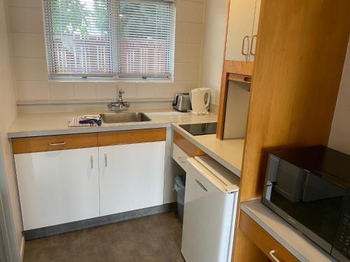 Kitchen, Aaron Court Motel Whangarei in Whangarei Kitchen, Aaron Court Motel Whangarei in Whangarei