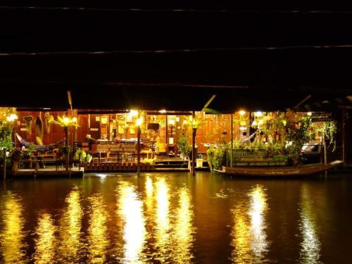 Ban Mae Arom in Amphawa (Samut Songkhram) Ban Mae Arom in Amphawa (Samut Songkhram)