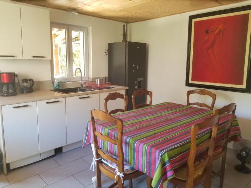 Maisonnette dans un écrin de pierre et de verdure (Maisonnette dans un ecrin de pierre et de verdure) in Cabrerets Maisonnette dans un écrin de pierre et de verdure (Maisonnette dans un ecrin de pierre et de verdure) in Cabrerets