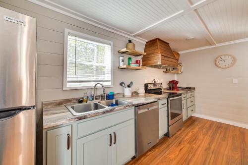Pet-Friendly Springville Cabin Near Kentucky Lake! in Paris (TN) Pet-Friendly Springville Cabin Near Kentucky Lake! in Paris (TN)