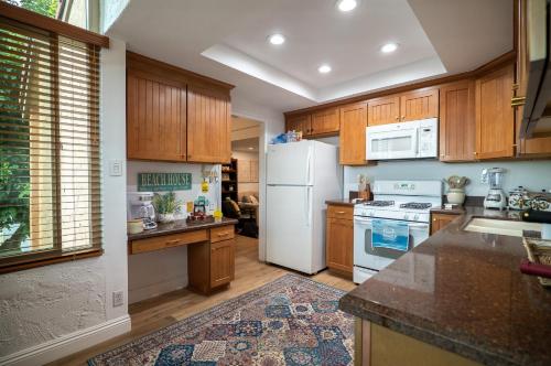 Kitchen, Beach Shack in Huntington Beach (CA) Kitchen, Beach Shack in Huntington Beach (CA)