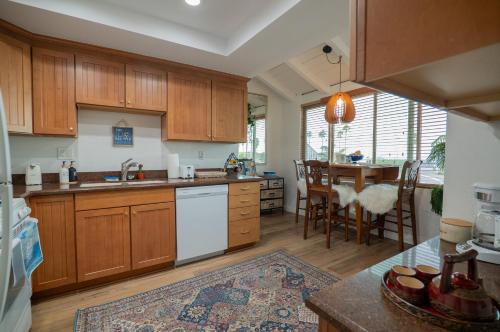 Kitchen, Beach Shack in Huntington Beach (CA) Kitchen, Beach Shack in Huntington Beach (CA)