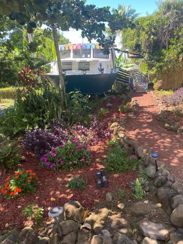 Kert, Cozy jungle boat hideaway with stunning ocean view in Captain Cook (HI) Kert, Cozy jungle boat hideaway with stunning ocean view in Captain Cook (HI)
