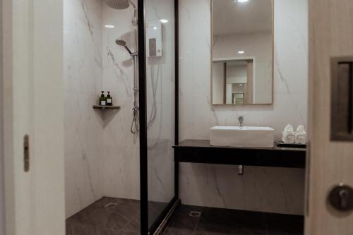 Bathroom, RUS Hotel&Convention in Ayutthaya Bathroom, RUS Hotel&Convention in Ayutthaya