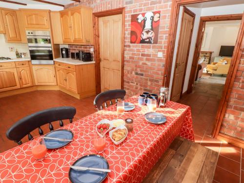 A szálláshely kívülről, Fountain Folly in Moylgrove A szálláshely kívülről, Fountain Folly in Moylgrove