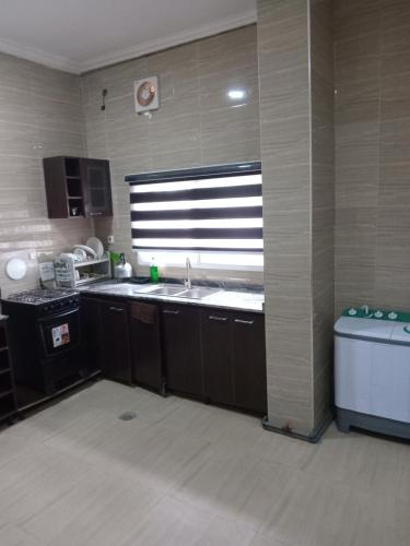 bucătărie, OD-V!CK'S CLASSIC, Wuse 2 extension, upscale Jahi district WiFi,24hr power,security, dstv in Abuja bucătărie, OD-V!CK'S CLASSIC, Wuse 2 extension, upscale Jahi district WiFi,24hr power,security, dstv in Abuja