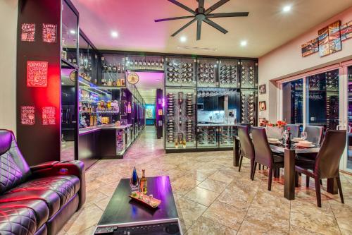 gedeelde lounge/tv-ruimte, SecretJaco - Luxury Beach Front Penthouse with Pool & Jacuzzi in Jaco gedeelde lounge/tv-ruimte, SecretJaco - Luxury Beach Front Penthouse with Pool & Jacuzzi in Jaco