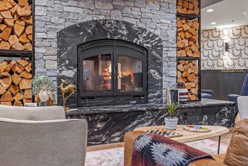 Lobby, MTN House By Basecamp in Canmore (AB) Lobby, MTN House By Basecamp in Canmore (AB)