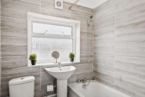 Baño, Luxury 1 Bed Retreat With Free Parking - FREE NETFLIX & WIFI in Chatham Baño, Luxury 1 Bed Retreat With Free Parking - FREE NETFLIX & WIFI in Chatham