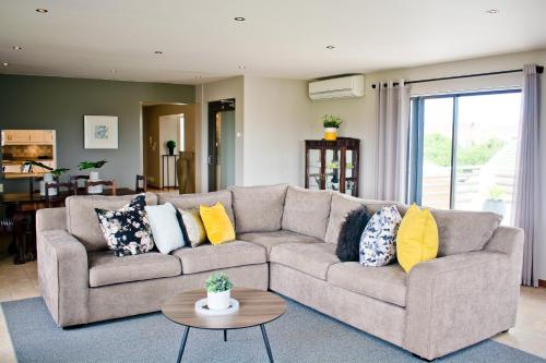 Aguia-Vista Paradise Bliss, 3BR, Pool, Beach Walk in Jeffreys Bay Aguia-Vista Paradise Bliss, 3BR, Pool, Beach Walk in Jeffreys Bay
