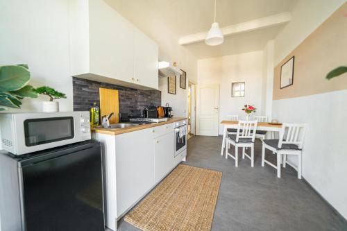 Facilities, FullHouse - Goerlitz - B15 Leonard & Richard - Balkon in Gorlitz Facilities, FullHouse - Goerlitz - B15 Leonard & Richard - Balkon in Gorlitz