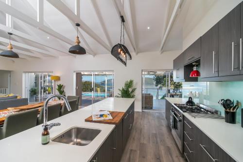 dapur, Stunning Villa with pool and views of Knysna in Paradise dapur, Stunning Villa with pool and views of Knysna in Paradise
