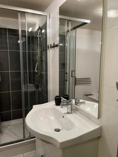 Bathroom, Gite Laurymoor - Normandie in Louviers Bathroom, Gite Laurymoor - Normandie in Louviers