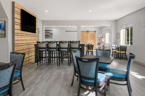 อาหารและเครื่องดื่ม, Quality Inn & Suites Roanoke - Fort Worth North in เอลิซาเบธทาวน์ อาหารและเครื่องดื่ม, Quality Inn & Suites Roanoke - Fort Worth North in เอลิซาเบธทาวน์