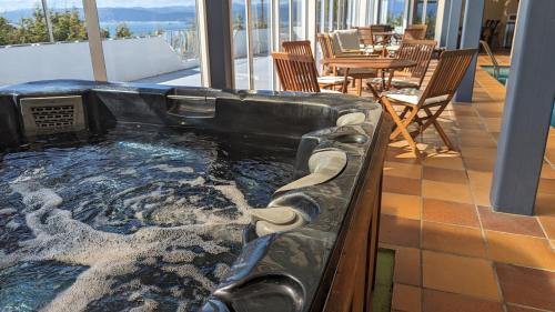 Hot tub, Harbour Lodge Wellington in North Wellington Hot tub, Harbour Lodge Wellington in North Wellington