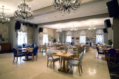 Restaurace, Grand Kadri Hotel - History Marked by Cristal Lebanon in Zahle Restaurace, Grand Kadri Hotel - History Marked by Cristal Lebanon in Zahle