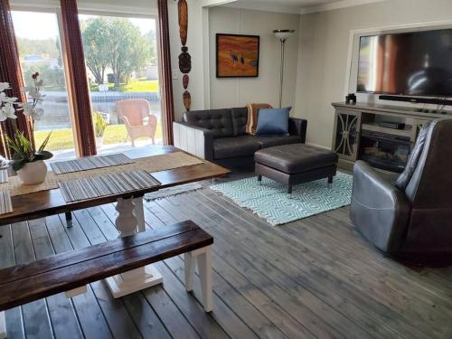 3 Bed, 2 Bath, Waterfront, Dock, Large Driveway in Tavares (FL) 3 Bed, 2 Bath, Waterfront, Dock, Large Driveway in Tavares (FL)