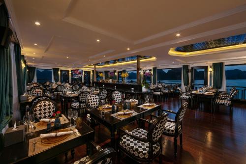 Restaurant, Genesis Regal Cruises in Hạ Long Restaurant, Genesis Regal Cruises in Hạ Long