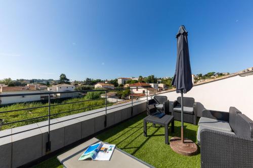 Balcony/terrace, Escapade ensoleillee avec piscine et jacuzzi - Villa Mathis Cote d'Azur in Maure Balcony/terrace, Escapade ensoleillee avec piscine et jacuzzi - Villa Mathis Cote d'Azur in Maure