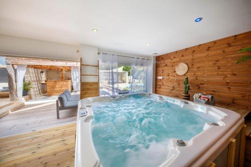 View, Escapade ensoleillee avec piscine et jacuzzi - Villa Mathis Cote d'Azur in Maure View, Escapade ensoleillee avec piscine et jacuzzi - Villa Mathis Cote d'Azur in Maure