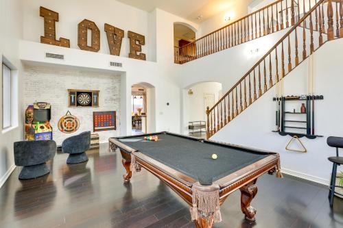 Luxe Family Home with Pool, 13 Mi to Dtwn Phoenix! in ลาวีน Luxe Family Home with Pool, 13 Mi to Dtwn Phoenix! in ลาวีน