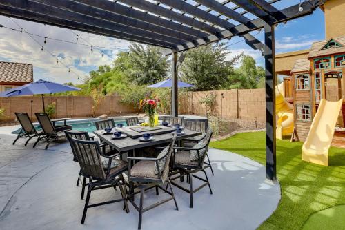 Luxe Family Home with Pool, 13 Mi to Dtwn Phoenix! in ลาวีน Luxe Family Home with Pool, 13 Mi to Dtwn Phoenix! in ลาวีน