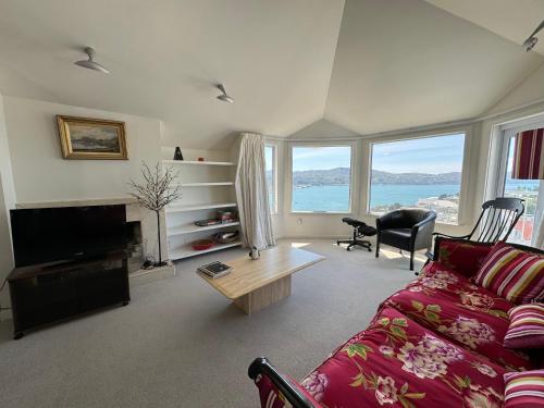 Super large seaview house in Oriental Parade Super large seaview house in Oriental Parade