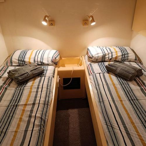 Ciudad y playa desde un barco.