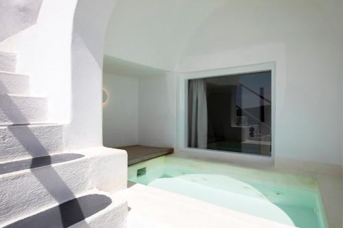 Hot tub, Ducato Di Oia in Santorini Hot tub, Ducato Di Oia in Santorini