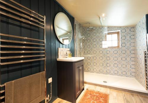 Zuhanyzó, Penbanc Bach in Moylgrove Zuhanyzó, Penbanc Bach in Moylgrove