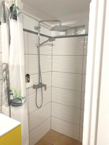 Bathroom, Studio charmant avec vue sur la mer a Capesterre-Belle-Eau de 35 m² in Capesterre-Belle-Eau Bathroom, Studio charmant avec vue sur la mer a Capesterre-Belle-Eau de 35 m² in Capesterre-Belle-Eau