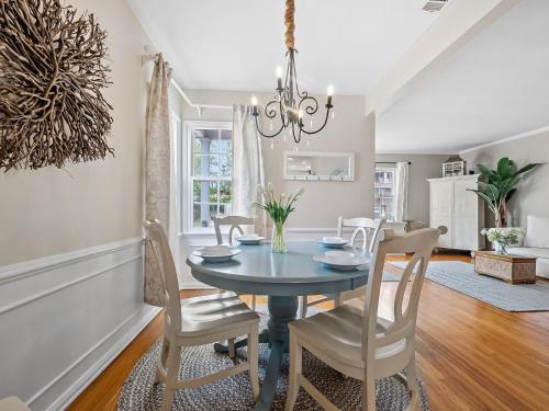 Facilities, Luxury beach home one block from ocean with spa, WiFi, & gorgeous outdoor space in Sunset Cliffs Facilities, Luxury beach home one block from ocean with spa, WiFi, & gorgeous outdoor space in Sunset Cliffs