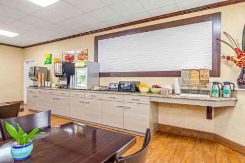 Facilities, Quality Inn & Suites Near Fairgrounds Ybor City in Temple Terrace Facilities, Quality Inn & Suites Near Fairgrounds Ybor City in Temple Terrace