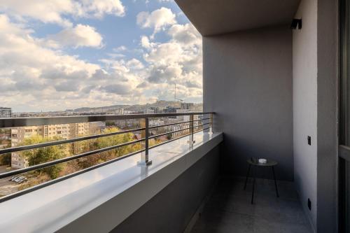 شرفة/ تراس, 77 views apartments by INSHI in هولوشكو شرفة/ تراس, 77 views apartments by INSHI in هولوشكو
