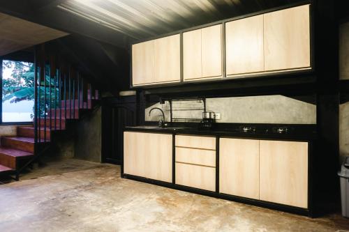 Kitchen, EJ House near University Pendidikan Ganesha Kitchen, EJ House near University Pendidikan Ganesha
