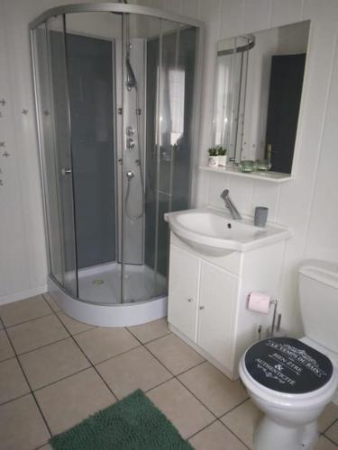 Bathroom, Appartement Cosy avec Terrasse in Triel-Sur-Seine Bathroom, Appartement Cosy avec Terrasse in Triel-Sur-Seine