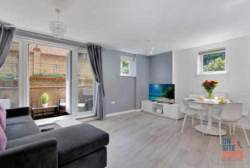 OnSiteStays - Contemporary 2 Bed Apt with Ensuite, 2 x Free Parking Spaces & a Balcony in Dartford OnSiteStays - Contemporary 2 Bed Apt with Ensuite, 2 x Free Parking Spaces & a Balcony in Dartford