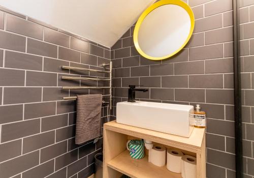 Zuhanyzó, Ty Newydd - a scandi inspired cottage in Moylgrove Zuhanyzó, Ty Newydd - a scandi inspired cottage in Moylgrove