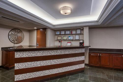 酒吧/高級酒吧, 聖路易斯費爾維尤海茲德魯里套房酒店 (Drury Inn & Suites St. Louis Fairview Heights) in 美景高原 (IL) 酒吧/高級酒吧, 聖路易斯費爾維尤海茲德魯里套房酒店 (Drury Inn & Suites St. Louis Fairview Heights) in 美景高原 (IL)