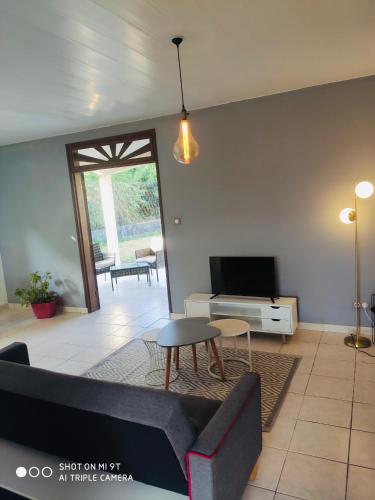 صالة مشتركة/ منطقة التلفزيون, Maison du Lac - jusqu'à 4 personnes (Maison du Lac - jusqu'a 4 personnes) in Remire-Montjoly صالة مشتركة/ منطقة التلفزيون, Maison du Lac - jusqu'à 4 personnes (Maison du Lac - jusqu'a 4 personnes) in Remire-Montjoly