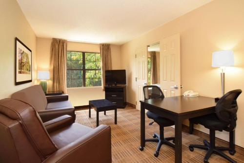 Extended Stay America Suites - Atlanta - Alpharetta - Northpoint - West in Alpharetta Extended Stay America Suites - Atlanta - Alpharetta - Northpoint - West in Alpharetta