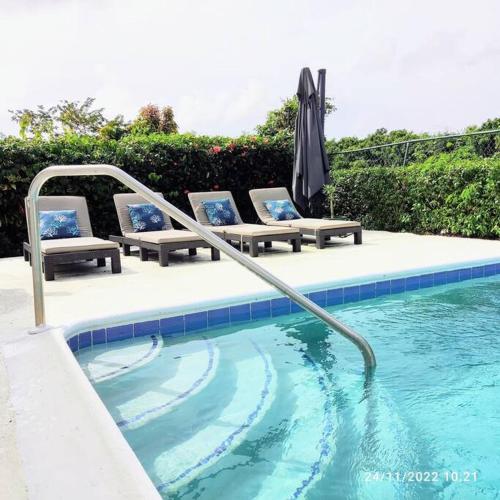 3 bedrooms luxurious pool house centrally located close to everything in Hampton 3 bedrooms luxurious pool house centrally located close to everything in Hampton